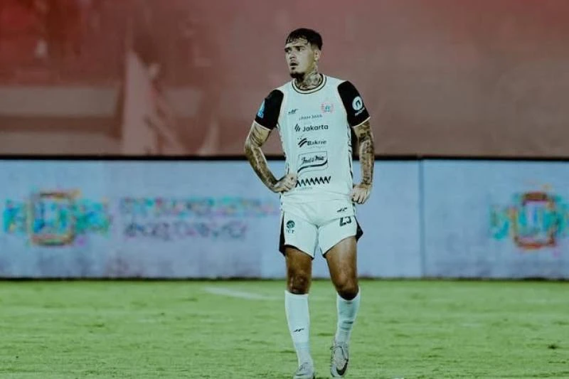 Shayne Pattynama saat melakoni debut perdana bersama Macan Kemayoran dalam laga tandang melawan Bali United di Stadion Kapten I Wayan Dipta. (Sumber: Dok. Persija Jakarta)