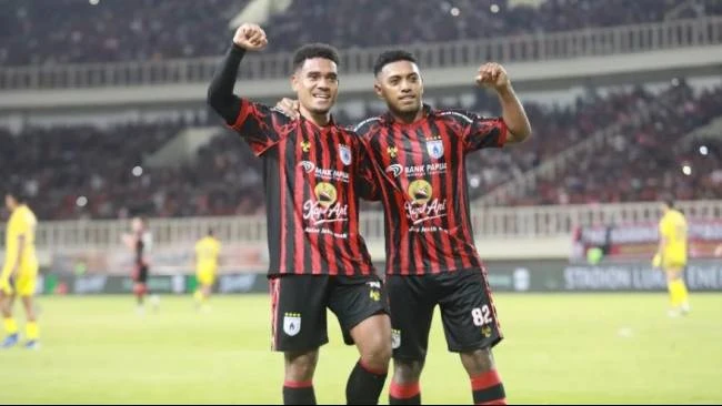 Dua penggawa Persipura Jayapura dalam laga lanjutan kompetisi Liga 2 Championship 2025-2026. (Sumber: iLeague.id)