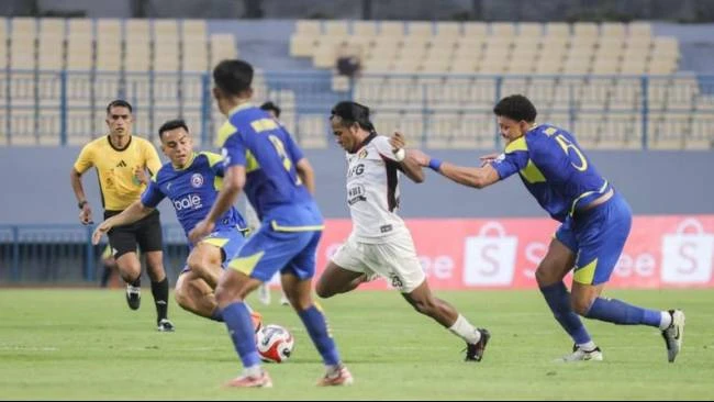 Pemain Arema FC, Walisson Maia (kanan), mengejar pemain Persik Kediri, Supriadi (kedua kanan), dalam pertandingan pekan ke-31 Super League 2025/2026 di Stadion Gelora Joko Samudro, Gresik, Jawa Timur, Minggu (3/5/2026). (Sumber: ANTARA/Rizal Hanafi)