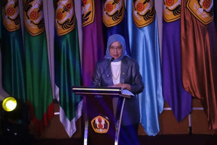 Menteri PANRB Jelaskan Peran Strategis Perguruan Tinggi untuk Siapkan Talenta Digital Menteri PANRB Rini Widyantini dalam acara Universitas Padjadjaran Talent & Employer Partnership Summit 2026, di Kampus Unpad Jatinangor, Kab. Sumedang, Jawa Barat, Senin (18/5/2026). Foto: Humas MenPANRB