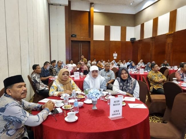 Plt Kadisdikbud Kabupaten Aceh Besar, Rahmawati, SPd, MSi mengikuti Rapat Koordinasi Teknis (Rakortek) Perencanaan Pemenuhan Standar Pelayanan Minimal (SPM) Bidang Pendidikan yang digelar di Hotel Hemes Palace, Banda Aceh, Rabu (13/5/2026). FOTO/ D