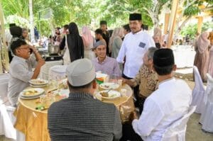 KOTA JANTHO — Wakil Bupati Aceh Besar Drs H Syukri mengajak seluruh komponen masyarakat untuk terus menjaga persatuan dan memperkuat kebersamaan demi mendukung pembangunan Kabupaten Aceh Besar ke arah yang lebih baik.Ajakan tersebut disampaikan Wabup Aceh Besar saat menggelar silaturahmi dan open house Hari Raya Idul Adha 1447 Hijriah di kediamannya di Gampong Cot Nambak, Kecamatan Blang Bintang, Kabupaten Aceh Besar, Kamis (28/5/2026).Kegiatan itu dihadiri ratusan masyarakat, unsur Forkopimda, ulama, pengurus Baitul Mal, kepala organisasi perangkat daerah (OPD), camat, serta Danlanud Sultan Iskandar Muda Kolonel Pnb Suryo Anggoro.