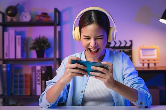 Ilustrasi bermain mobile game.(dok. SHUTTERSTOCK/sitthiphong) Ilustrasi bermain mobile game.(dok. SHUTTERSTOCK/sitthiphong)