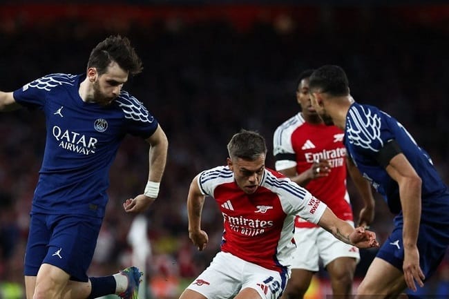 Leandro Trossard (tengah) dibayangi oleh Achraf Hakimi dan Khvicha Kvaratskhelia dalam pertandingan leg pertama Semifinal Liga Champions antara Arsenal vs PSG di Stadion Emirates di London utara, pada 29 April 2025. (Photo by FRANCK FIFE / AFP)(AFP/FRANCK FIFE) Leandro Trossard (tengah) dibayangi oleh Achraf Hakimi dan Khvicha Kvaratskhelia dalam pertandingan leg pertama Semifinal Liga Champions antara Arsenal vs PSG di Stadion Emirates di London utara, pada 29 April 2025. (Photo by FRANCK FIFE / AFP)(AFP/FRANCK FIFE)