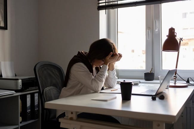 Stres kerja sering dianggap wajar hingga tak disadari. Psikolog mengingatkan, tekanan yang menumpuk bisa berujung burnout pada pekerja.(freepik)