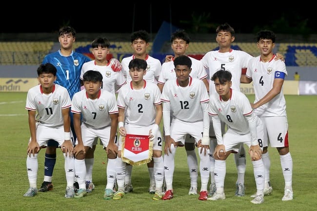 Pemain timnas u17 Indonesia foto bersama sebelum laga kedua babak penyisihan Grup A ASEAN U17 Championship 2026 melawan Malaysia yang berakhir dengan skor 0-1 di Stadion Gelora Joko Samudro Gresik, Jawa Timur, Kamis (16/4/2026) malam.(KOMPAS.COM/SUCI RAHAYU) Sumber: https://bola.kompas.com/read/2026/05/10/01365718/klasemen-piala-asia-u17-2026-usai-skor-indonesia-vs-qatar-0-2.