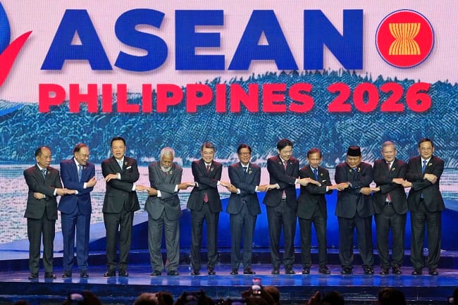 (Kiri ke kanan) Sekretaris Tetap Kementerian Luar Negeri Myanmar U Hau Khan Sum, Perdana Menteri Malaysia Anwar Ibrahim, Perdana Menteri Thailand Anutin Charnvirakul, Perdana Menteri Timor Timur Xanana Gusmao, Perdana Menteri Vietnam Le Minh Hung, Presiden Filipina Ferdinand Marcos Jr, Perdana Menteri Singapura Lawrence Wong, Sultan Brunei Hassanal Bolkiah, Presiden Indonesia Prabowo Subianto, Perdana Menteri Kamboja Hun Manet, dan Perdana Menteri Laos Sonexay Siphandone berfoto bersama dalam upacara pembukaan KTT ke-48 Perhimpunan Bangsa-Bangsa Asia Tenggara (ASEAN) di Cebu, Filipina, Jumat (8/5/2026).(AFP/AARON FAVILA)