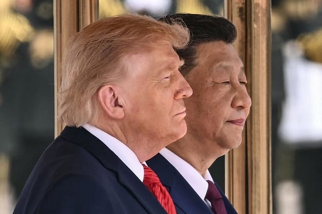 Presiden AS Donald Trump (kiri) dan Presiden Tiongkok Xi Jinping berdiri untuk menyanyikan lagu kebangsaan negara mereka selama upacara penyambutan di Balai Besar Rakyat di Beijing pada 14 Mei 2026.(AFP/BRENDAN SMIALOWSKI) Presiden AS Donald Trump (kiri) dan Presiden Tiongkok Xi Jinping berdiri untuk menyanyikan lagu kebangsaan negara mereka selama upacara penyambutan di Balai Besar Rakyat di Beijing pada 14 Mei 2026.(AFP/BRENDAN SMIALOWSKI)