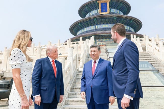 Presiden Amerika Serikat (AS), Donald Trump (kiri) dan Presiden China, Xi Jinping (kanan) saat mengunjungi Temple of Heaven (Kuil Langit) di China, Kamis (1452026).(Dok. Kementerian Luar Negeri China)
