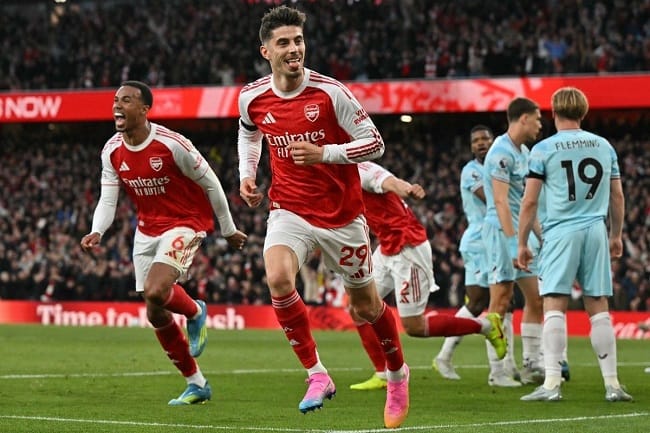 Kai Havertz merayakan gol pembuka dalam pertandingan sepak bola Liga Inggris antara Arsenal vs Burnley di Stadion Emirates di London pada 18 Mei 2026. (Foto oleh Glyn KIRK / AFP) (AFP/GLYN KIRK)