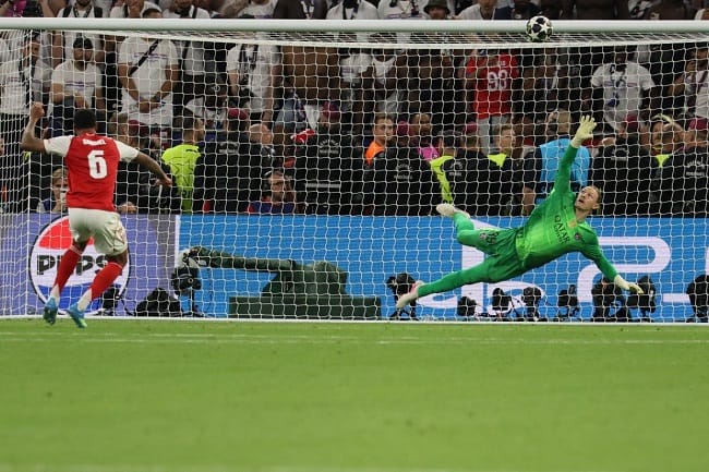 Bek Arsenal, Gabriel Magalhaes, gagal mencetak gol dari titik penalti pada laga final Liga Champions antara Paris Saint-Germain (PSG) dan Arsenal FC di Puskas Arena, Budapest, pada 30 Mei 2026.(AFP/ODD ANDERSEN)