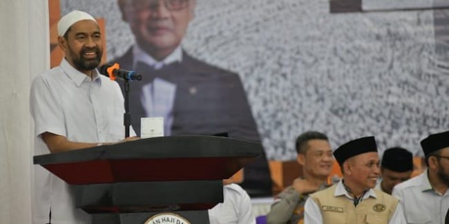 Gubernur Aceh, H. Muzakir Manaf, saat memberikan sambutan sekaligus melepas keberangkatan kloter pertama Calon Jemaah Haji (CJH) Aceh tahun 2026, di Asrama Haji, Banda Aceh, Selasa, (5/5/2026).
