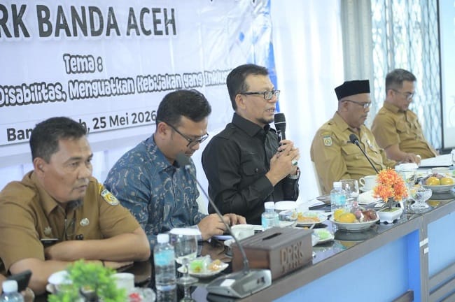 Wakil Ketua II DPRK Banda Aceh, Dr. Musriadi, M.Pd., menyampaikan sambutan saat memimpin Rapat Dengar Pendapat Umum (RDPU) bertema “Mendengar Suara Disabilitas, Menguatkan Kebijakan yang Inklusif” di Banda Aceh, Senin (25/5/2026). Foto: (Humas DPRK Banda Aceh).
