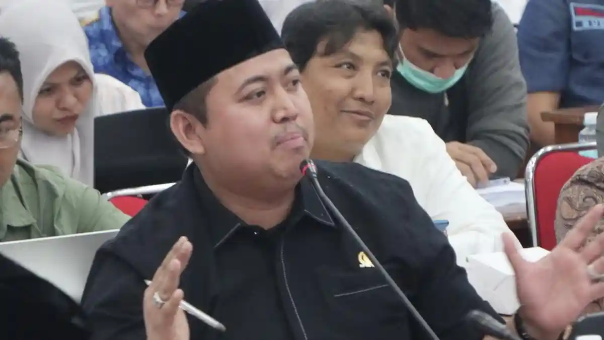 SAMPAIKAN MASUKAN - Wakil Ketua Komisi III mewakili Ketua DPRK Banda Aceh, Tuanku Muhammad saat menyampaikan masukan dalam rapat dengar pendapat, beberapa waktu lalu. SAMPAIKAN MASUKAN - Wakil Ketua Komisi III mewakili Ketua DPRK Banda Aceh, Tuanku Muhammad saat menyampaikan masukan dalam rapat dengar pendapat, beberapa waktu lalu.