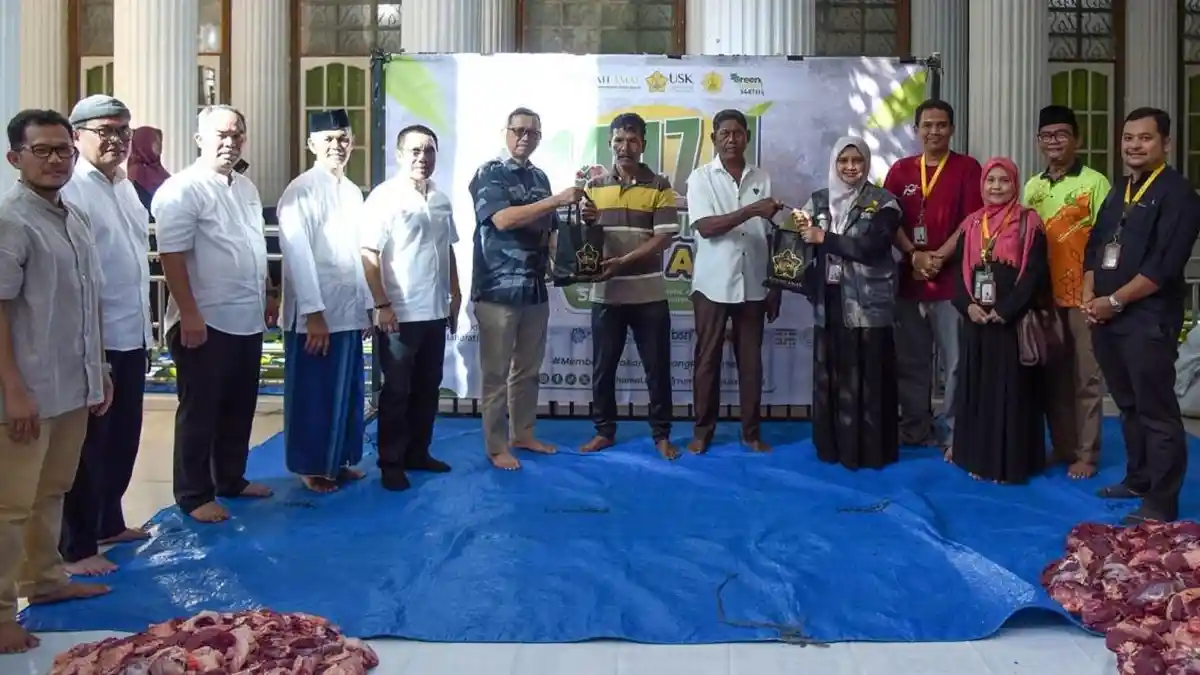 KURBAN - Penyerahan daging kurban dari Rumah Amal Masjid Jamik Universitas Syiah Kuala (USK) kepada warga sekitar kampus, Kamis (28/2026). KURBAN - Penyerahan daging kurban dari Rumah Amal Masjid Jamik Universitas Syiah Kuala (USK) kepada warga sekitar kampus, Kamis (28/2026).