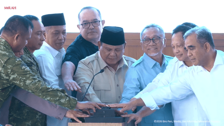 Prabowo Resmikan Operasional 1.061 Koperasi Desa Merah Putih Presiden Prabowo Subianto meresmikan operasionalisasi 1.061 KDKMP di wilayah Jawa Timur dan Jawa Tengah dalam acara yang dipusatkan di KDMP Nglawak, Kecamatan Kertosono, Kabupaten Nganjuk, Jawa Timur, pada Sabtu, 16 Mei 2026. Foto: Tangkapan Layar Youtube Setpres