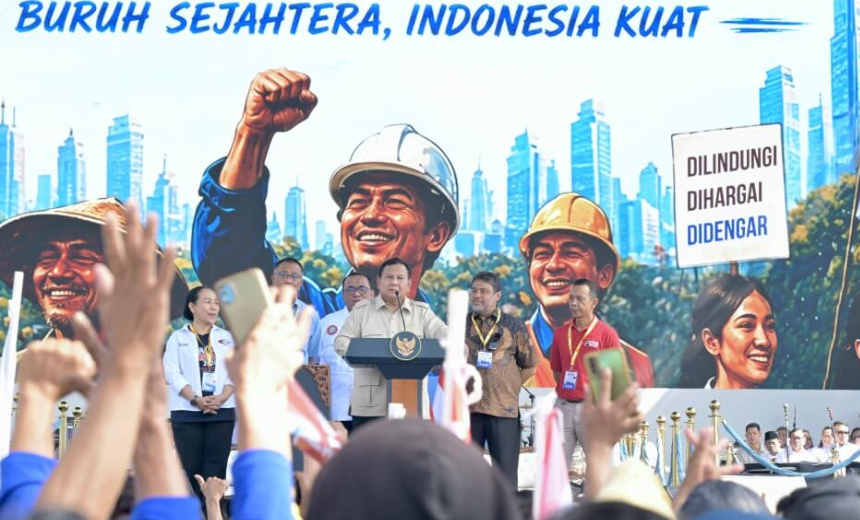 Presiden Prabowo Subianto menyampaikan bahwa pemerintah telah mengesahkan UU PPRT dalam sambutannya pada peringatan Hari Buruh Internasional yang digelar di kawasan Lapangan Silang Monumen Nasional pada Jumat, 1 Mei 2026. Foto: BPMI Setpres