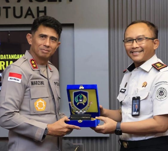 Kapolda Aceh Irjen Pol. Marzuki Ali Basyah bersama jajaran Kanwil Ditjen Pemasyarakatan Aceh berfoto usai penandatanganan Perjanjian Kerja Sama (PKS) penguatan koordinasi pengamanan dan pengawasan di lingkungan pemasyarakatan di Mapolda Aceh, Kamis (21/5/2026). (Foto: Istimewa)