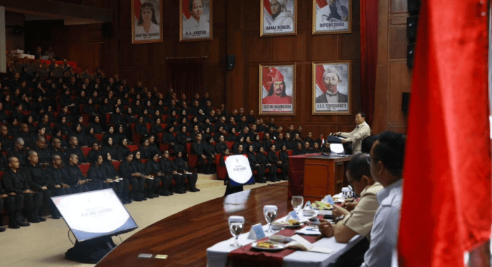 Prabowo Siapkan 400 Calon Pemimpin BUMN Lewat Program PFLP 2026 Presiden Prabowo Subianto memberikan taklimat kepada para peserta Presidential Future Leaders Program (PFLP) 2026 di Hambalang, Kabupaten Bogor, Jawa Barat, pada Minggu, 24 Mei 2026. Foto: Instagram @sekretariat.kabinet