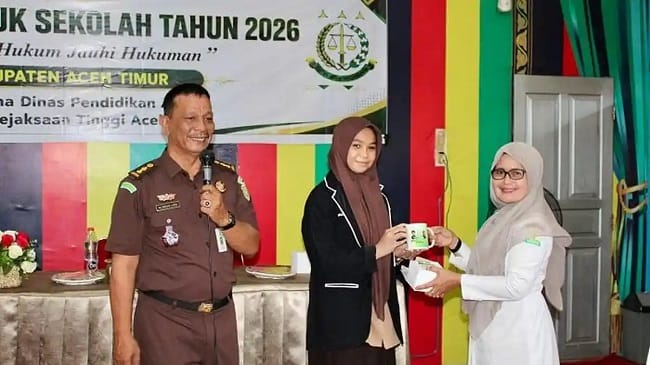 FOTO BERSAMA - Tim Kejati Aceh bersama siswa dan dewan guru melakukan foto bersama usai kegiatan JMS di SMAN 1 Idi Rayeuk Aceh Timur, Rabu (20/5/2026). FOTO BERSAMA - Tim Kejati Aceh bersama siswa dan dewan guru melakukan foto bersama usai kegiatan JMS di SMAN 1 Idi Rayeuk Aceh Timur, Rabu (20/5/2026).