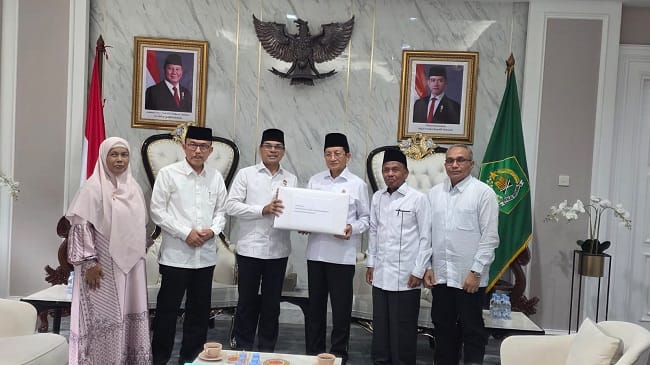 Rektor UIN Ar-Raniry Prof Dr Mujiburrahman MAg menyerahkan dokumen empat bakal calon rektor periode 2026–2030 kepada Menteri Agama RI Prof Dr KH Nasaruddin Umar MA di kantor Kementerian Agama Republik Indonesia, Jakarta, Senin (4/5/2026). Penyerahan turut disaksikan pimpinan dan anggota Senat UIN Ar-Raniry.