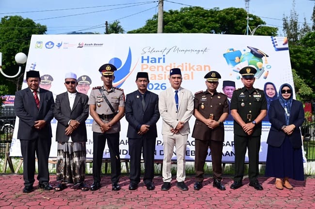 Forkopimda foto bersama usai Upacara Hardiknas di halaman Kantor Bupati Aceh Besar, Kota Jantho (4/5/2026). FOTO/MC ACEH BESAR