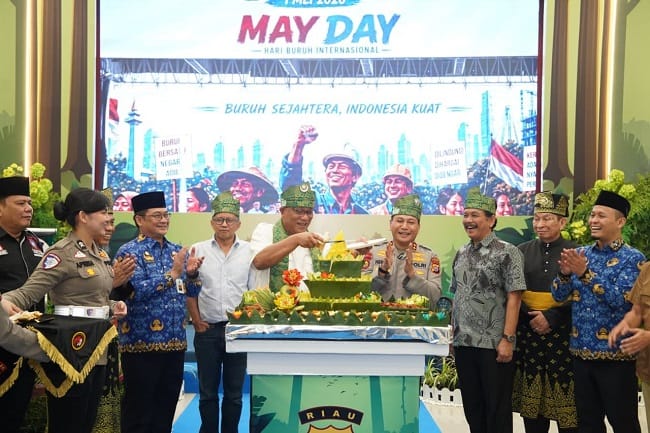 Menteri Lingkungan Hidup Jumhur Hidayat saat menyampaikan sambutan dalam kunjungan ke Mapolda Riau, Senin (4/5/2026).(Istimewa)