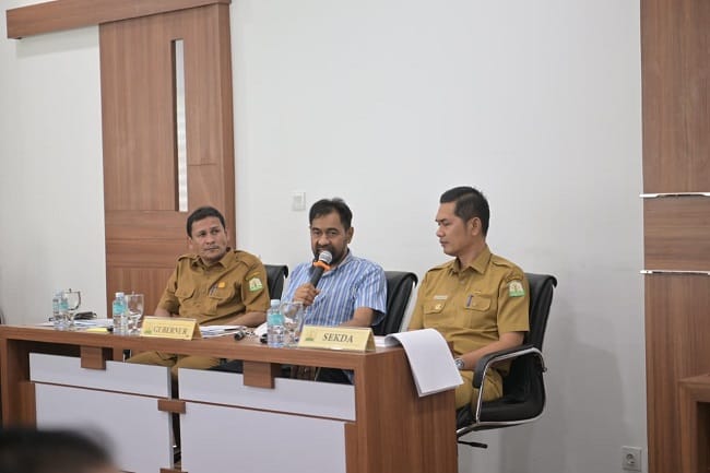 PIMPIN RAPAT – Gubernur Aceh Muzakir Manaf atau Mualem memimpin Rapat Pimpinan (Rapim) Pemerintah Aceh bulan Mei 2026, di Kantor Gubernur Aceh, Selasa (5/5/2026).