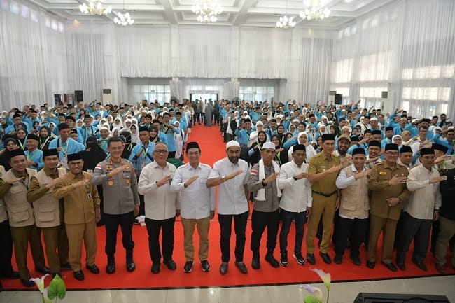 GUBERNUR SALAMI JAMAAH - Gubernur Aceh, Muzakit Manaf menyalami seorang calon jamaah haji (CJH) kloter pertama, di Asrama Haji Embarkasi Aceh, Selasa (5/5/2026). Gubernur dalam arahannya mengingatkan para jamaah agar selalu berhati-hati, menjaga kesehatan, serta mempersiapkan diri secara lahir dan batin sebelum menunaikan ibadah haji.