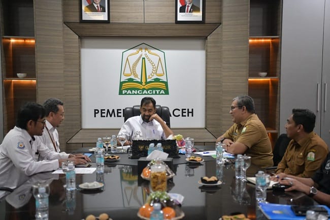 Gubernur Aceh, H. Muzakir Manaf, didampingi Asisten Perekonomian dan Pembangunan Sekda Aceh, Ir. T. Robby Irza, S.SiT, MT, dan Kadis Kelautan dan Perikanan Aceh, Safrizal, S.STP., M.Ec.Dev, menerima Tim Koordinasi dan Survei Lokasi Pembersihan Sedimentasi Laut Pascabencana Provinsi Aceh, di Ruang Rapat Meuligoe Gubernur Aceh, Banda Aceh, Selasa, (5/5/2026).