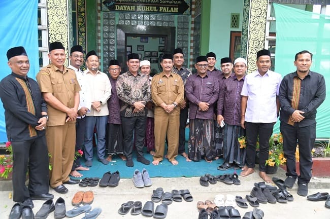 Bupati Aceh Besar, H. Muharram Idris, disambut Pimpinan Dayah Ruhul Falah Tgk. Muhammad Hafiz H. Ib, S.E., saat menghadiri haul Allahyarham Ayah Samahani di Kompleks Dayah Ruhul Falah, Kecamatan Kuta Malaka, Aceh Besar, Selasa (05/05/2026). FOTO/MC ACEH BESAR