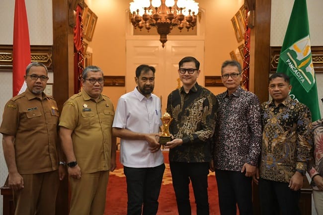Muzakir Manaf Raih Penghargaan Top Pembina BUMD 2026 di Ajang Nasional.