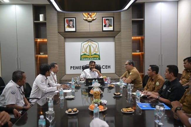 Gubernur Aceh Muzakir Manaf menerima Direktur Pemanfaatan Ruang Pesisir dan Pulau-Pulau Kecil Direktorat Jenderal Penataan Ruang Laut KKP, Permana Yudiarso, di Meuligoe Gubernur Aceh, Selasa (5/5/2026). FOTO/ HUMAS PEMERINTAH ACEH