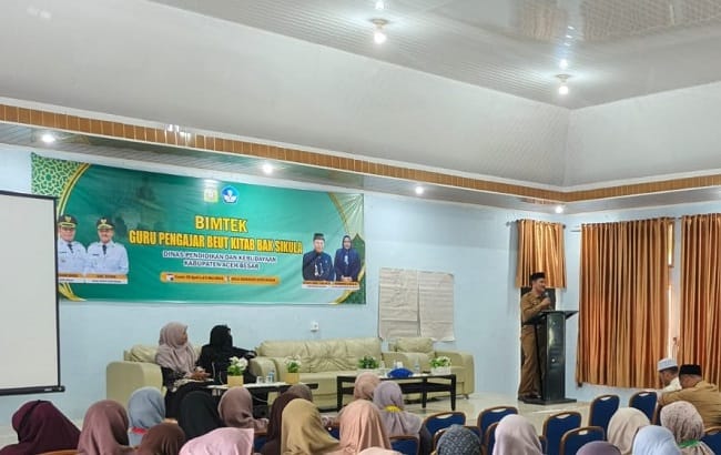 Wakil Bupati Aceh Besar Drs H Syukri A Jalil, menyampaikan sambutannya pada penutupan Bimtek guru pengajar Beut Kitab Bak Sikula, di Aula Disnakertrans Aceh Besar, Kota Jantho, Selasa (5/5/2026). FOTO/ MC ACEH BESAR