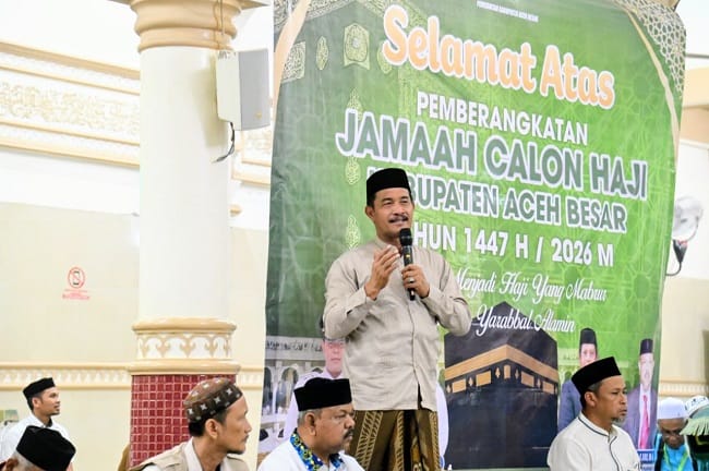 Wakil Bupati Aceh Besar Drs H Syukri A Jalil menyampaikan sambutan sekaligus melepas keberangkatan 314 CJH Aceh Besar di Masjid Baitul Makmur Sibreh, Kecamatan Sukamakmur, Aceh Besar, Rabu (06/05/2026). FOTO/ MC ACEH BESAR