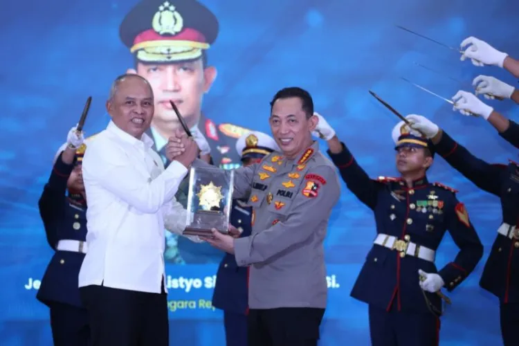 Kapolri Jenderal Listyo Sigit Prabowo menerima tanda kehormatan Adhi Bhakti Senapati dari Badan Siber dan Sandi Negara (BSSN) di Jakarta pada Rabu (6/5/2026). [FOTO: POLRI]