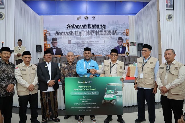 SAKSIKAN BUGGY CAR - Direktur Utama Bank Aceh, Fadhil Ilyas, dan pejabat lainnya menyaksikan operasional buggy car bantuan bank tersebut di Kompeks Asrama Haji Embarkasi Aceh, pada Rabu (6/5/2026).