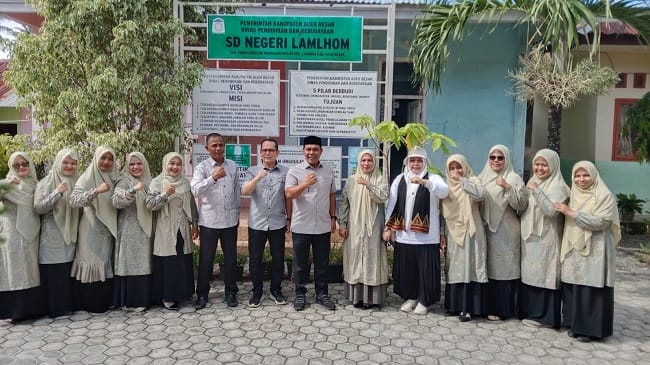 Bupati Aceh Besar, H. Muharram Idris didampingi Plt Kadisdikbud Aceh Besar Rahmawati SPd MSi, dan Kadis PUPR Aceh Besar Ir. Syahrial Amanullah ST foto bersama dewan guru SD Negeri Lamlhom, Jumat (8/5/2026). FOTO/ MC ACEH BESAR