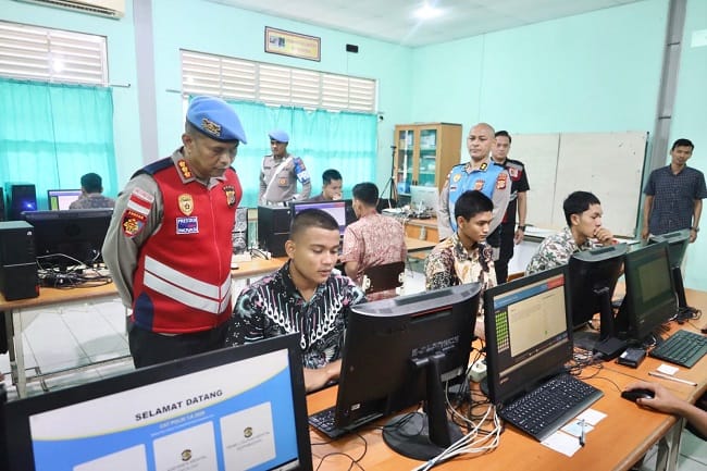 Calon Taruna-Taruni Akpol 2026 mengikuti tes Computer Assisted Test (CAT) akademik di SMK Negeri 1 dan 2 Lhong Raya, Banda Aceh, Minggu (10/5/2026) Calon Taruna-Taruni Akpol 2026 mengikuti tes Computer Assisted Test (CAT) akademik di SMK Negeri 1 dan 2 Lhong Raya, Banda Aceh, Minggu (10/5/2026)