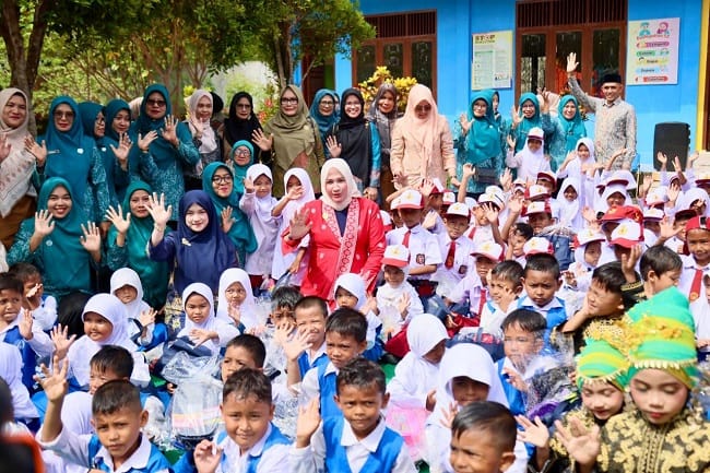 Bunda PAUD Aceh Marlina Muzakir, usai membagikan paket alat tulis dan paket makanan olahan serba ikan kepada para siswa TK Negeri 11, SD Negeri 20 dan SD Negeri 22 Kota Sabang, yang berada di Gampong Aneuk Laot Kecamatan Sukakarya, Senin (11/6/2026) pagi.