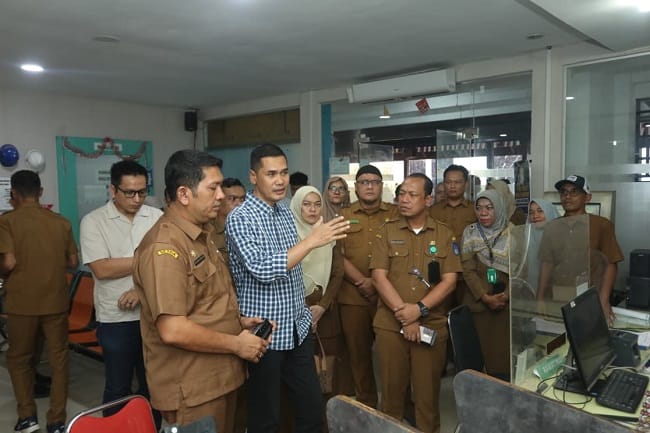 SIDAK - Sekretaris Daerah (Sekda) Aceh, M Nasir, melakukan inspeksi mendadak (sidak) ke Rumah Sakit Umum Daerah (RSUD) Kota Langsa, Senin (11/5/2026). SIDAK - Sekretaris Daerah (Sekda) Aceh, M Nasir, melakukan inspeksi mendadak (sidak) ke Rumah Sakit Umum Daerah (RSUD) Kota Langsa, Senin (11/5/2026).
