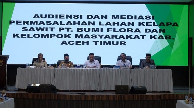 Perwakilan serikat tani menyerahkan dokumen aspirasi terkait persoalan Hak Guna Usaha (HGU) lahan PT Bumi Flora kepada peserta audiensi yang difasilitasi Ditreskrimum Polda Aceh di Gedung Presisi Polda Aceh, Banda Aceh, Senin (11/5/2026). Foto: (Humas Polda Aceh). Perwakilan serikat tani menyerahkan dokumen aspirasi terkait persoalan Hak Guna Usaha (HGU) lahan PT Bumi Flora kepada peserta audiensi yang difasilitasi Ditreskrimum Polda Aceh di Gedung Presisi Polda Aceh, Banda Aceh, Senin (11/5/2026). Foto: (Humas Polda Aceh).