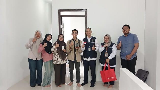 BERI PENDAMPINGAN - Tim BBPOM Aceh memberikan pendampingan Pelatihan dan Perizinan Produk Parfum yang digelar Dinas Tenaga Kerja Kota Banda Aceh di Gedung Perpustakaan Kompleks SMK Lhong Raya, Banda Aceh, Senin (11/5/2026).