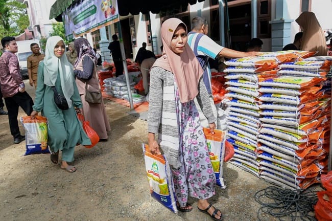 Masyarakat membawa pulang paket sembako dari belanja pada pangan murah yang digelar oleh Pemkab Aceh Besar melalui Dinas Pangan di Halaman Kantor Camat Sukamakmur, Aceh Besar, Senin (12/05/2026). FOTO/MC ACEH BESAR Masyarakat membawa pulang paket sembako dari belanja pada pangan murah yang digelar oleh Pemkab Aceh Besar melalui Dinas Pangan di Halaman Kantor Camat Sukamakmur, Aceh Besar, Senin (12/05/2026). FOTO/MC ACEH BESAR