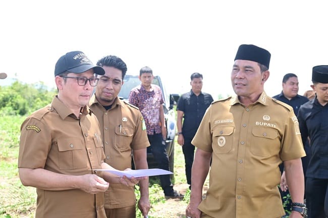 Bupati Aceh Besar, Muharram Idris, didampingi Kadis PUPR Aceh Besar, Plt Kadis Sosial Aceh Besar, dan Kadis DLHK Aceh Besar saat meninjau lokasi fınalisasi lahan pembangunan Sekolah Rakyat di kawasan Bukit Meusara, Kota Jantho, Selasa (12/05/2026). FOTO/MC ACEH BESAR Bupati Aceh Besar, Muharram Idris, didampingi Kadis PUPR Aceh Besar, Plt Kadis Sosial Aceh Besar, dan Kadis DLHK Aceh Besar saat meninjau lokasi fınalisasi lahan pembangunan Sekolah Rakyat di kawasan Bukit Meusara, Kota Jantho, Selasa (12/05/2026). FOTO/MC ACEH BESAR
