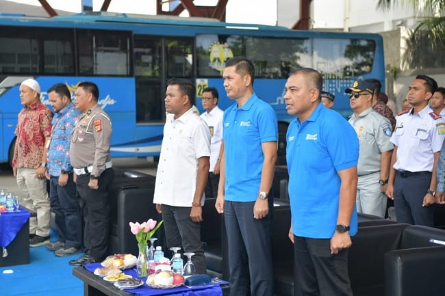 Sekda Aceh M Nasir Syamaun bersama jajaran Dinas Perhubungan Aceh mengikuti tasyakuran peringatan satu dekade Trans Kutaraja di Terminal Tipe A Batoh, Banda Aceh, Rabu (13/5/2026). (Foto/ist).
