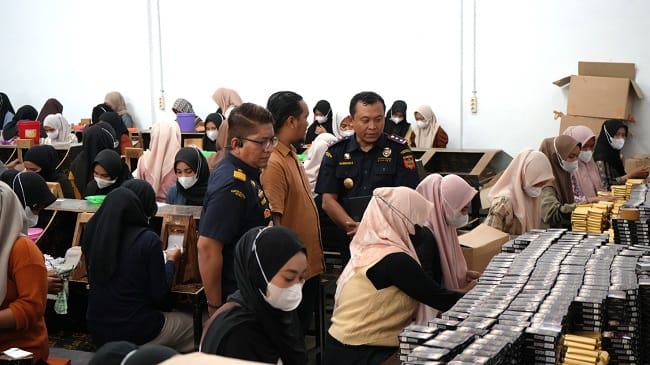 Tim Bea Cukai Lhokseumawe meninjau industri pengolahan tembakau di Bireuen, Aceh, Rabu (13/5/2026). ANTARA/HO-Humas Bea Cukai Lhokseumawe