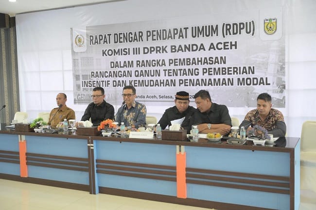 Komisi II DPRK Banda Aceh menggelar Rapat Dengan Pendapat Umum (RDPU) dengan Pedagang Coffe-Truck Kota Banda Aceh di Gedung DPRK, Selasa (12/5/2026). Rapat tersebut dipimpin oleh Wakil Ketua I DPRK, Daniel Abdul Wahab.