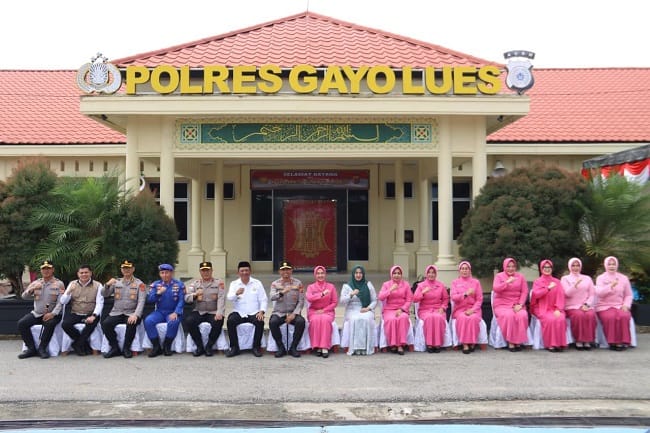Momen Kapolda Aceh Irjen Pol Drs Marzuki Ali Basyah, M.M menandatangani prasasti pembangunan Mako Polsek Dabun Gelang di Polres Gayo Lues, Rabu (13/5/2026). Foto: Dok. Istimewa