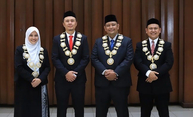 Dr. Rina Suryani Oktari (kiri), Prof. Dr. Heru Fahlevi (dua dari kiri), Dr. Fairuzzabadi (dua dari kanan), dan Dr. Ramzi Adriman (kanan) usai dilantik sebagai wakil rektor Universitas Syiah Kuala periode 2026–2031 di Gedung AAC Prof. Dr. Dayan Dawood, Banda Aceh, Rabu (13/5/2026). FOTO/Humas USK